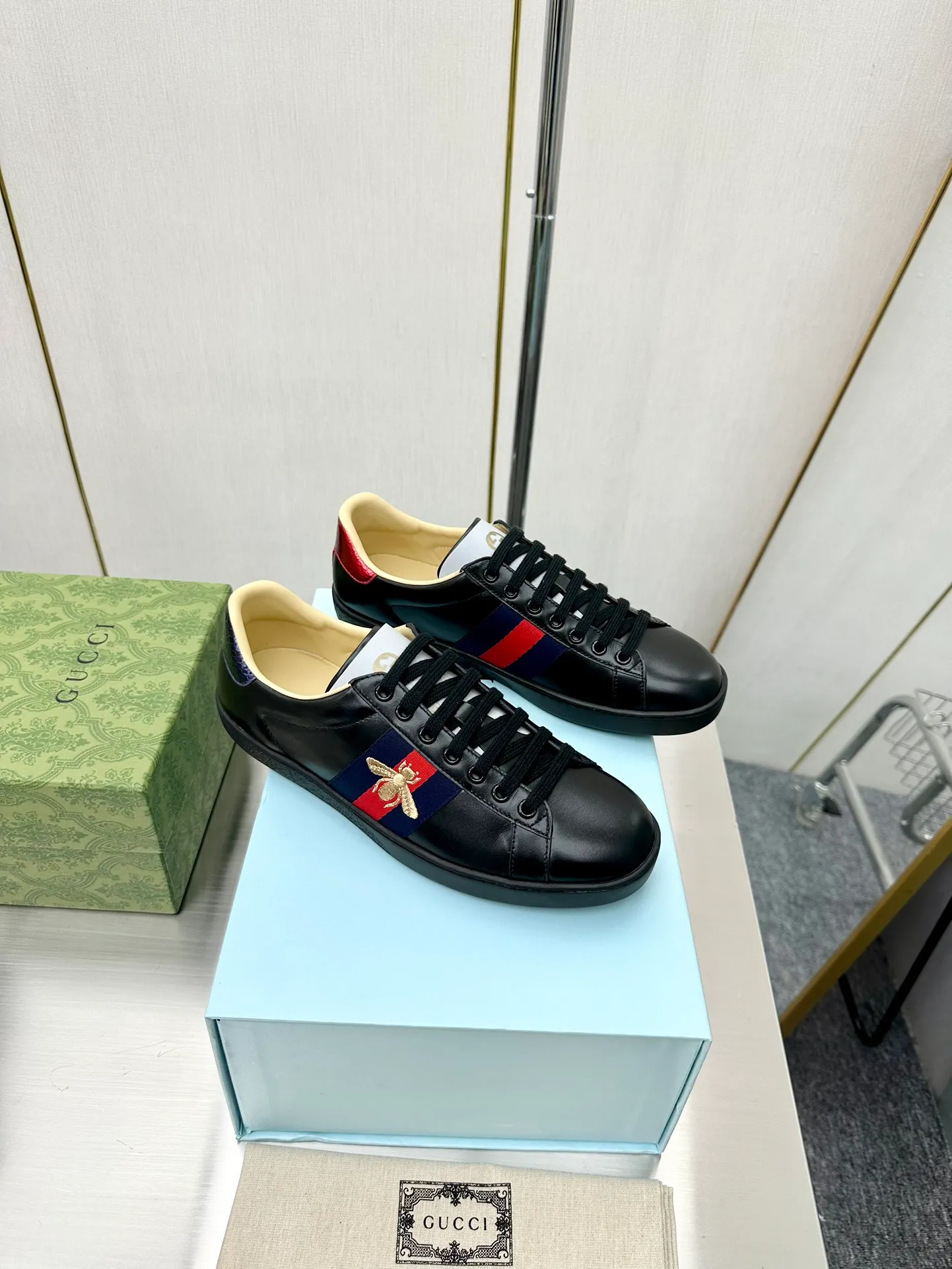 👟👟Ex-factory price 540👟👟 Men's size +10 Top version: Gucci G family classic Ace series Embroidery Little Bee White Shoes Couple Style Ribbon Love Casual Sports Shoes Sneakers Original Purchase Development Production This brand's classic low-top sports shoes interweave golden embroidered bees with red and green webbing. The bee is a classic element of the brand. It appeared in the Gucci ready-to-wear series in the 1970s. Exquisite packaging at the delivery counter🛍📦 ▪️Fabrics: Original custom imported first-layer cowhide ▪️Foots: Original custom cowhide lining ▪️Sole: Original open-molded rubber non-slip material ▪️Sole thickness: 2.5CM ▪️Size: Women's 34-41 (customized 34/41) ▪️Size: Men's 38-46 (38/46 customized)